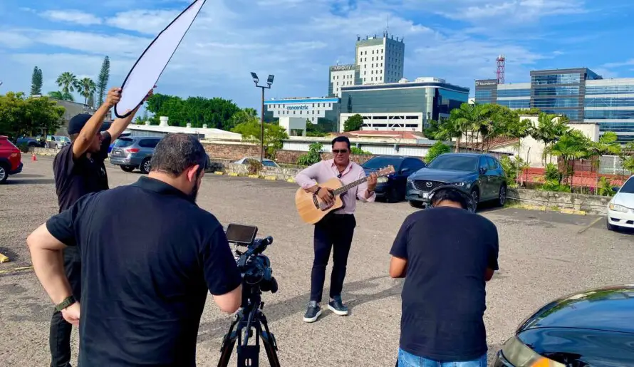 Hijo de Álvaro Torres visita El Salvador para grabar documental en honor a su padre