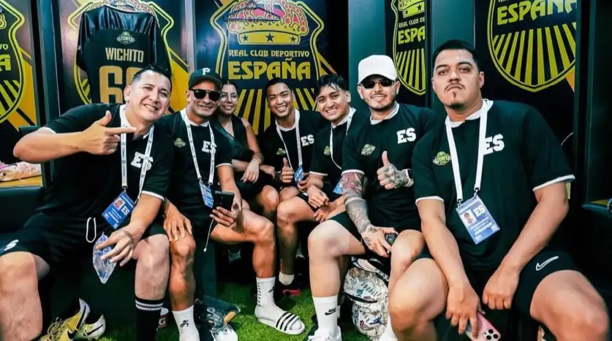 Se viraliza pésima reacción del público hondureño en partido con tiktokers de El Salvador