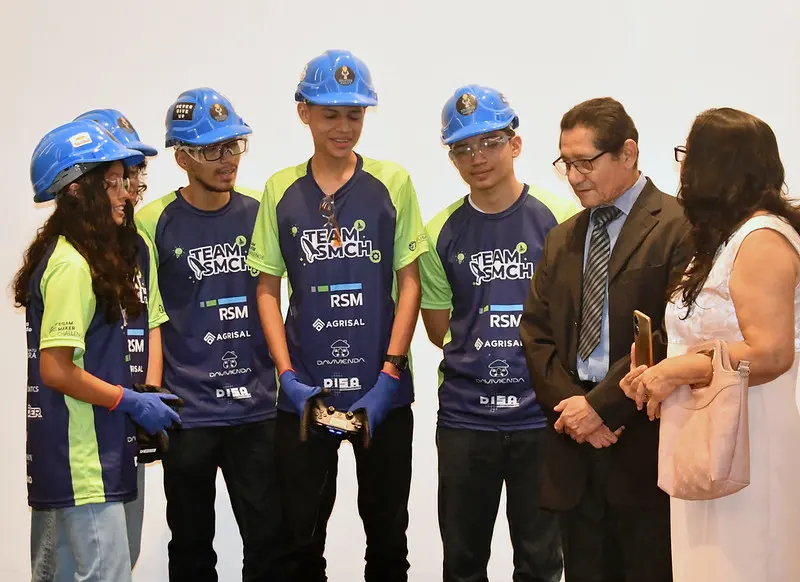 FUSALMO premió a sus aliados y presenta al equipo que representará a El Salvador en el mundial de robótica