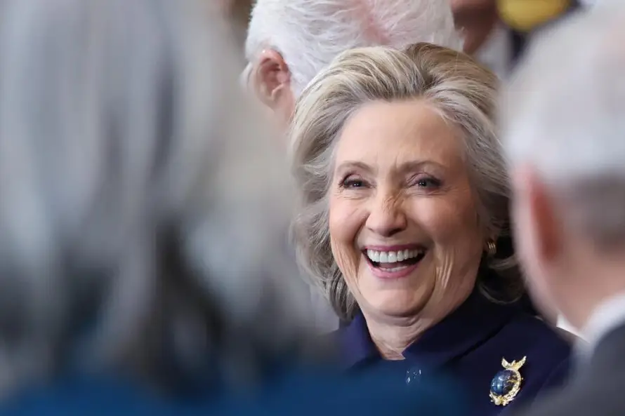 Hillary Clinton critica política migratoria de Trump en Múnich