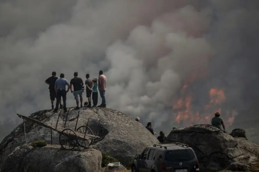 España reduce a 14 los incendios activos, pero persiste el riesgo extremo de rebrotes