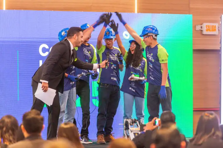 Davivienda impulsa el talento juvenil salvadoreño en robótica con el STEAM Maker Challenge 2025