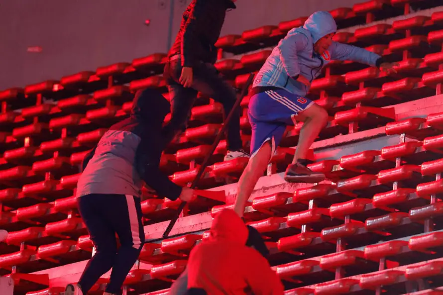 Independiente expulsa a 25 hinchas identificados en incidentes contra aficionados de U de Chile