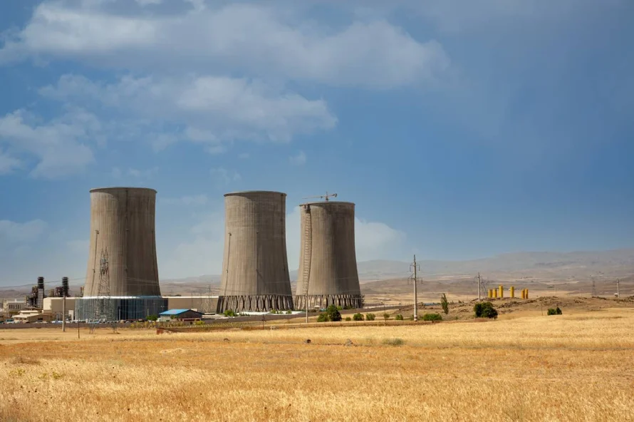 Ataque con dron provoca incendio ya controlado en planta nuclear emiratí: OIEA advierte riesgos de acciones militares