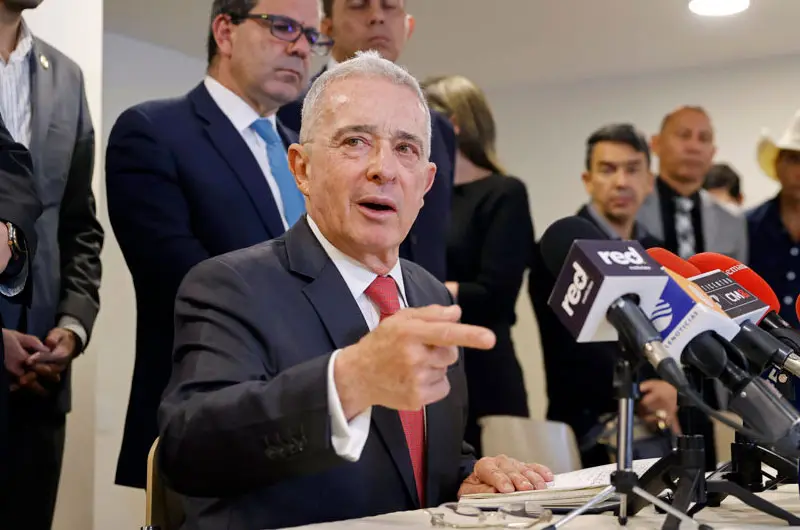 Álvaro Uribe niega responsabilidad en masacres de Antioquia