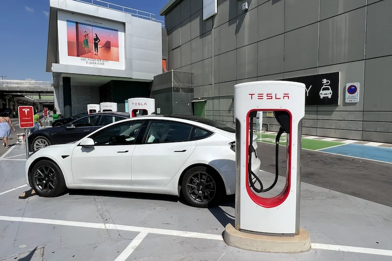 Las ventas de autos eléctricos subieron 30 % en el mundo, pero se estancan en EE.UU.