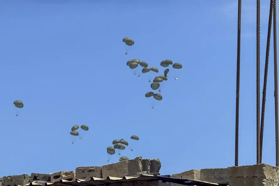 Un muerto en Gaza al caerle ayuda lanzada desde el aire y cuatro más buscando comida