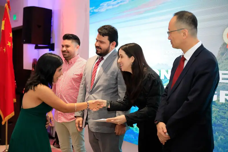 Entregan becas a 35 salvadoreños para estudiar en China Popular