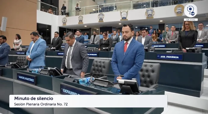 Asamblea hace minuto de silencio en memoria de empresario Ricardo Poma y de excanciller Acevedo Peralta