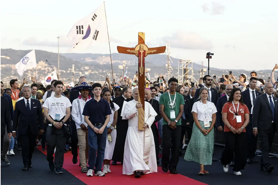 León XIV ante una multitud de jóvenes: "¡El mundo necesita misioneros de justicia y paz!"