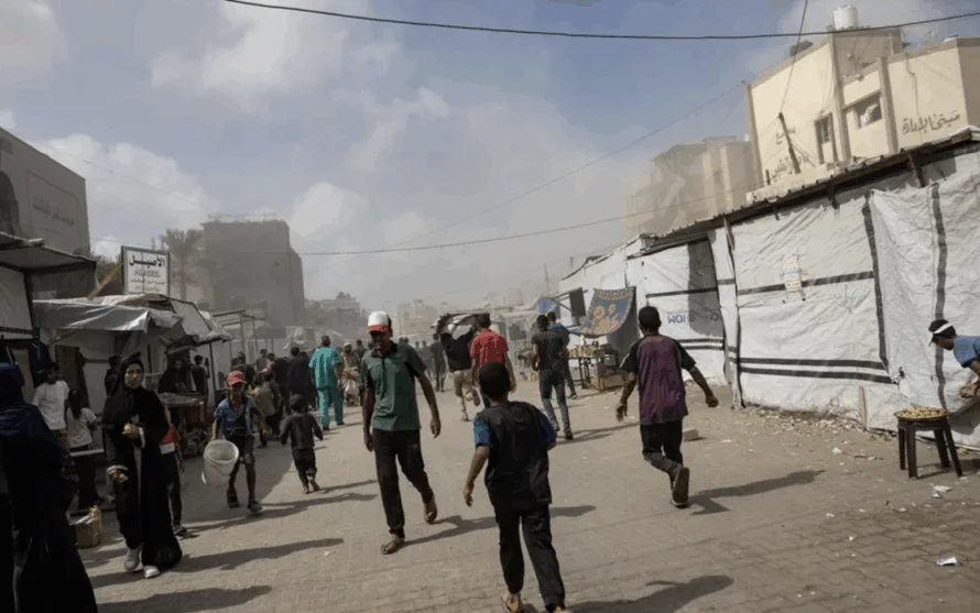 Israel mató el lunes a 75 gazatíes, 20 en el hospital de Nasser y 17 buscando comida