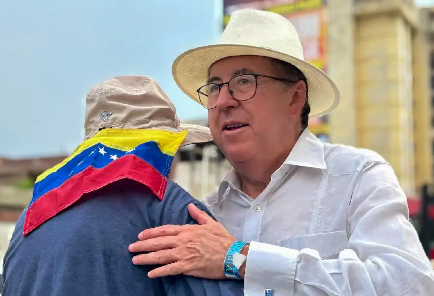 Opositor venezolano ve como una "mala noticia" la reelección indefinida en El Salvador