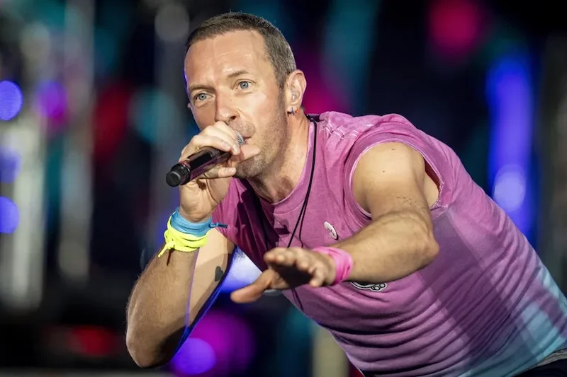 Chris Martin rompe el silencio sobre la infidelidad viral en concierto de Coldplay