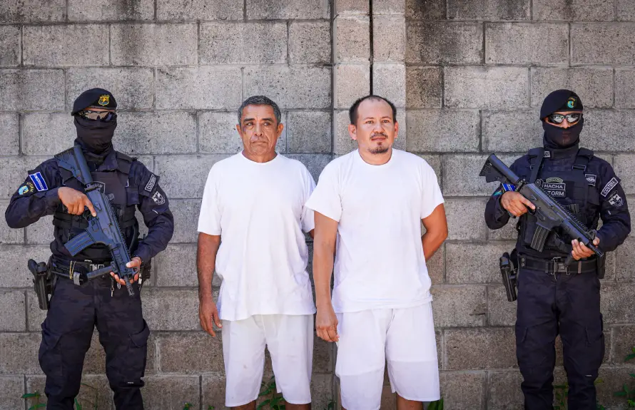 Acusan a dos hombres por transportar más de 400 kilos de cocaína frente a costas salvadoreñas