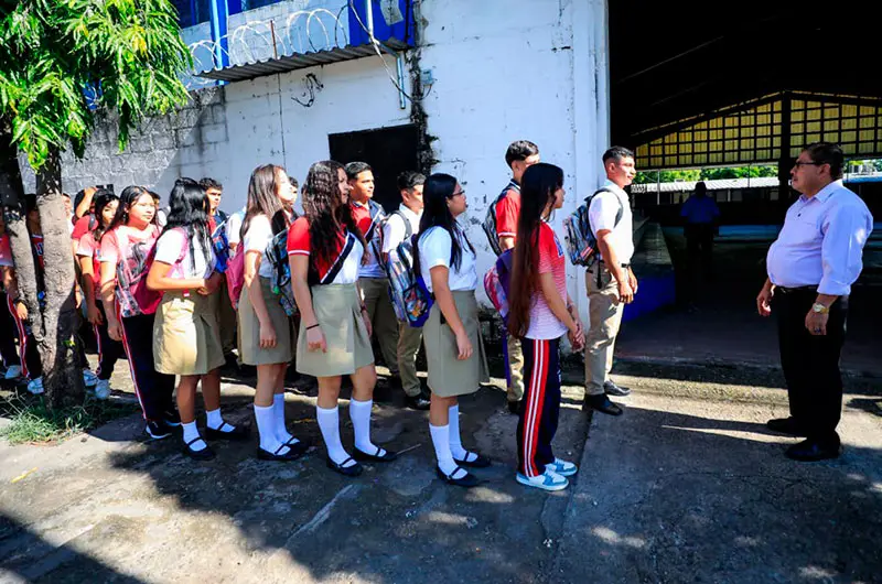 Bukele defiende normas disciplinarias en escuelas y dice antes eran "lugares de reclutamiento de pandilleros"