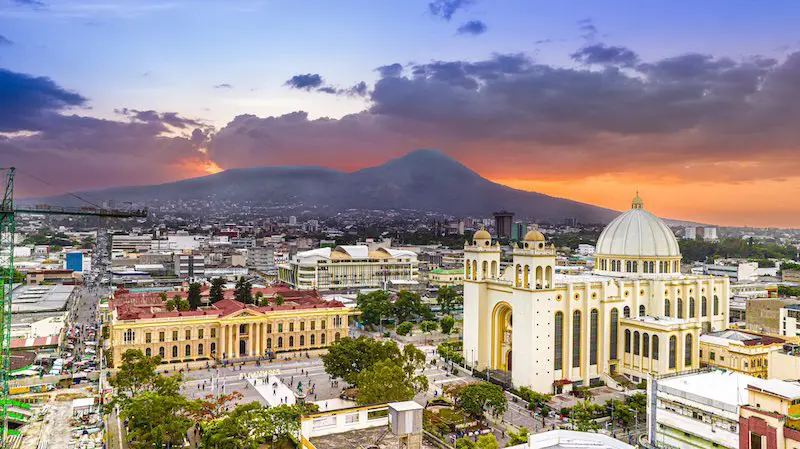 Banco Mundial mejora a 3.2 % la proyección de crecimiento de El Salvador para 2026