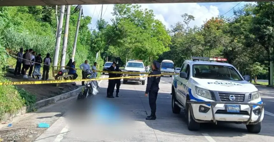 Una mujer muere tras caer de un paso a desnivel en autopista a Comalapa