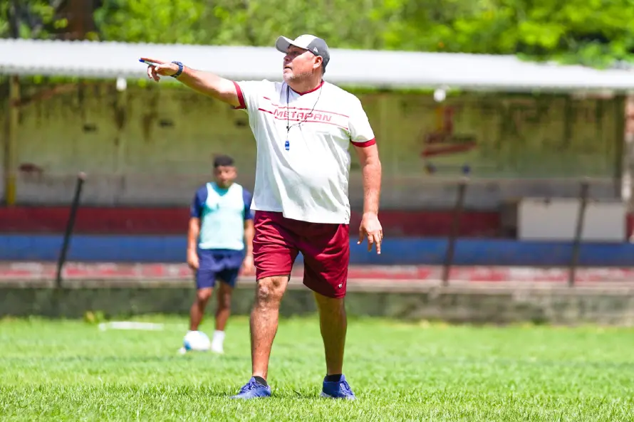 Erick Dowson Prado anuncia su salida del Isidro Metapán: “Ya me entregaron mi carta de despido”