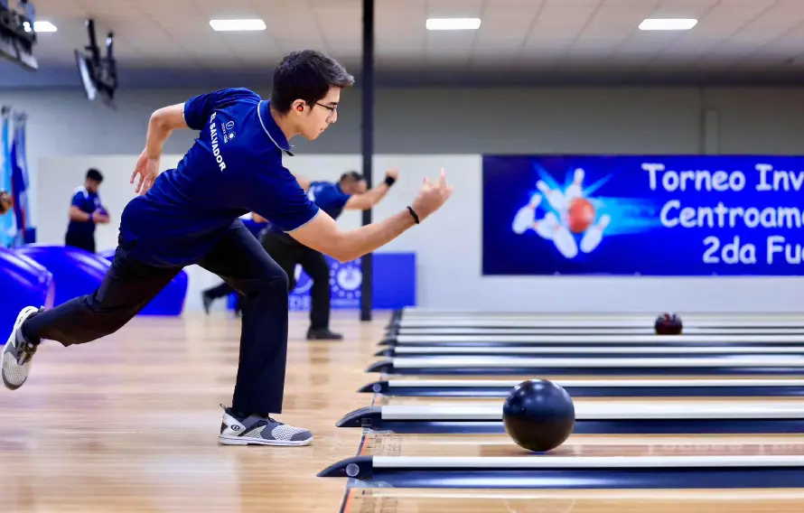Salvadoreño Eduardo Fajardo gana oro en Panamericano Juvenil de boliche en Guatemala