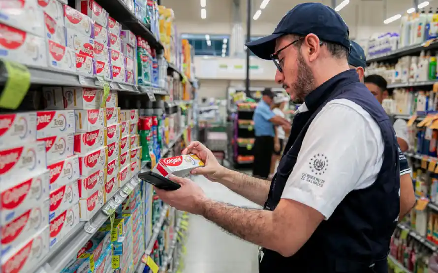 ¿Qué síntomas puede causar el uso de la pasta Colgate Total Clean Mint según la SRS?