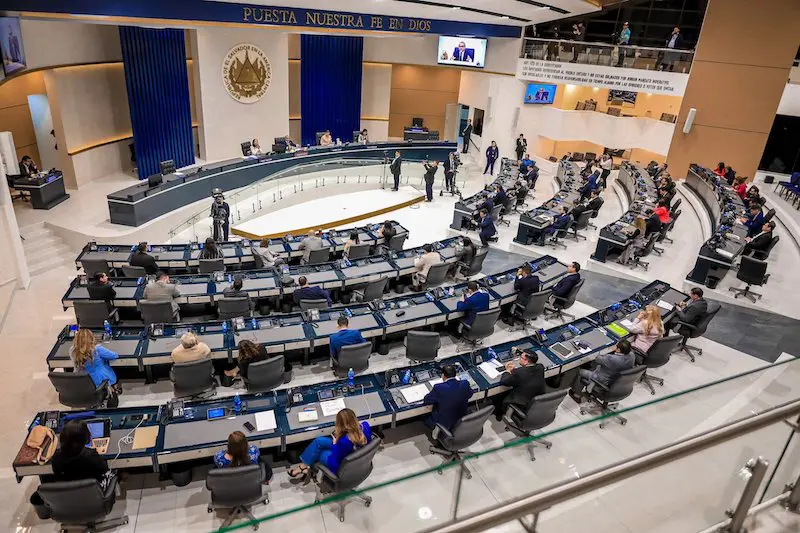 Reformas constitucionales sobre reelección y Parlacen fueron ratificadas horas después de acordadas