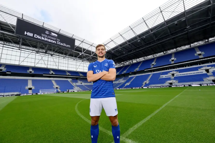 Chelsea vende a Dewsbury-Hall al Everton y sigue recortando su abultada plantilla