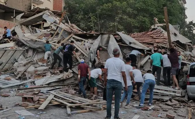 Terremoto de magnitud 6.1 sacude Turquía, heridos y edificios derrumbados