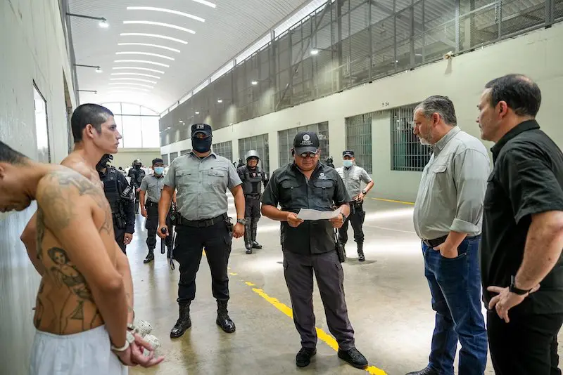 EEUU y El Salvador negocian términos de deportaciones de migrantes extranjeros