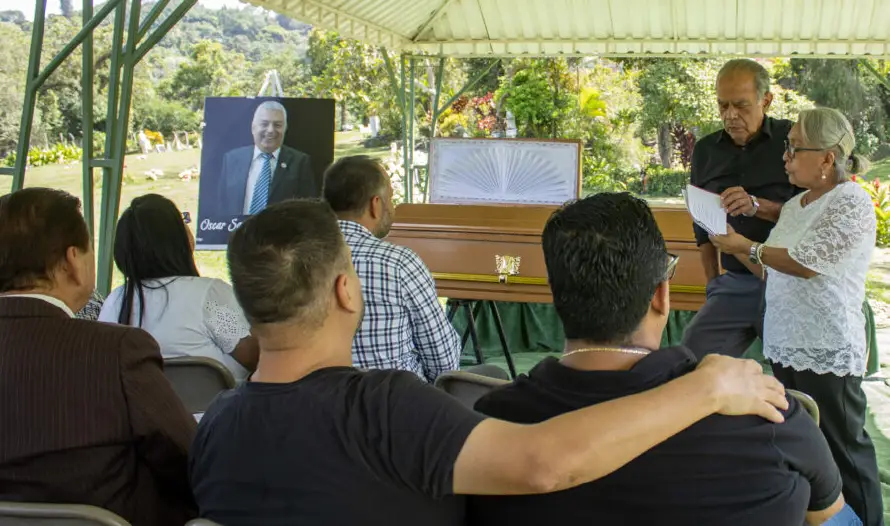 Familia sepulta al comediante y empresario salvadoreño Óscar Saúl Avelar "Chilango"