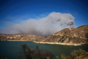EE.UU. en máximo nivel de alerta por incendios forestales ante 94 grandes focos activos