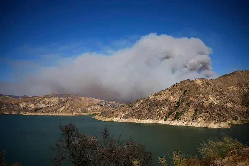 EE.UU. en máximo nivel de alerta por incendios forestales ante 94 grandes focos activos