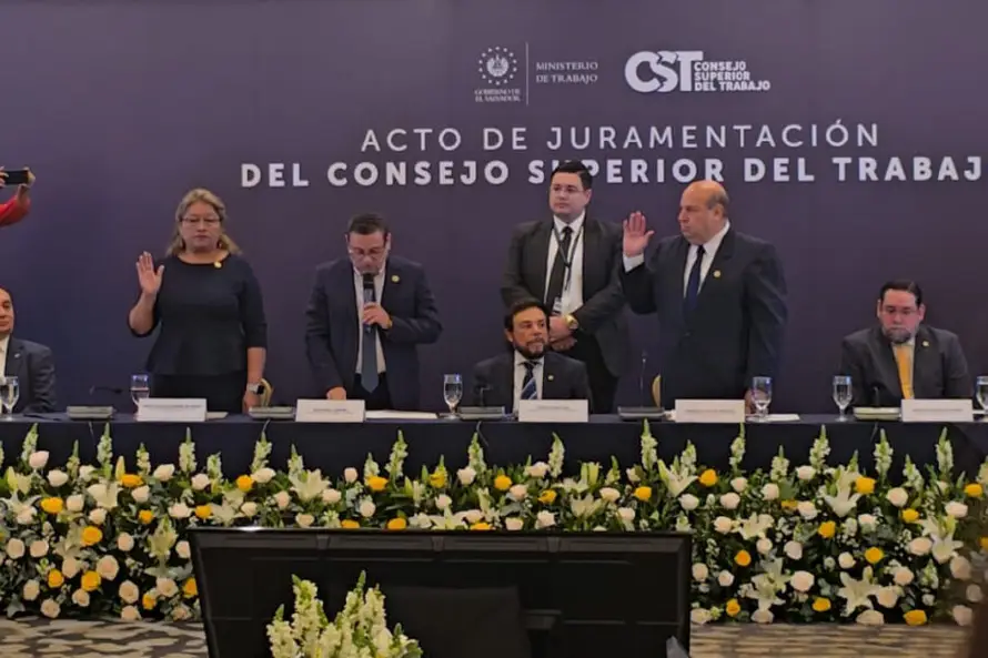 Juramentan a miembros del Consejo Superior del Trabajo