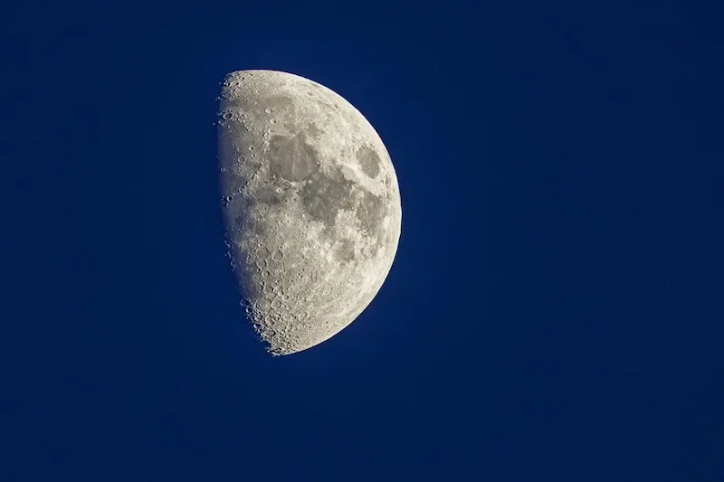 La NASA planea construir una base nuclear en la Luna como parte de su "carrera" con China