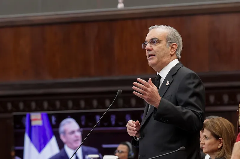 El presidente dominicano evita referirse a la reforma de la Constitución en El Salvador