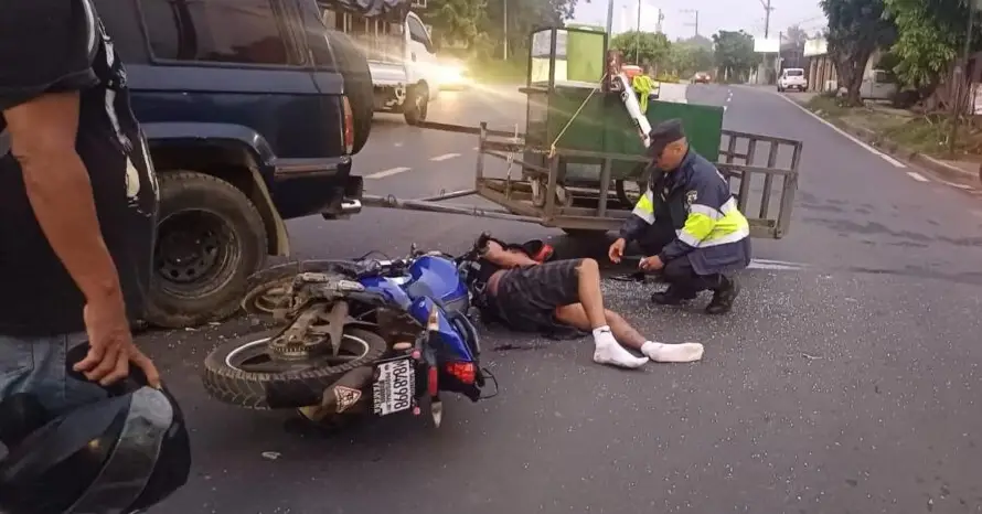 Colisión de motocicleta con vehículo en Santa Ana deja dos lesionados