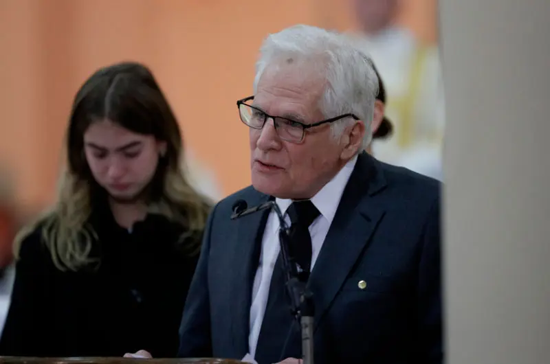 Padre del senador asesinado Miguel Uribe Turbay ocupará su lugar en disputa presidencial