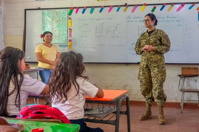 Ministra anuncia nuevo reglamento de Cortesía Escolar, alumnos podrían ser reprobados por deméritos