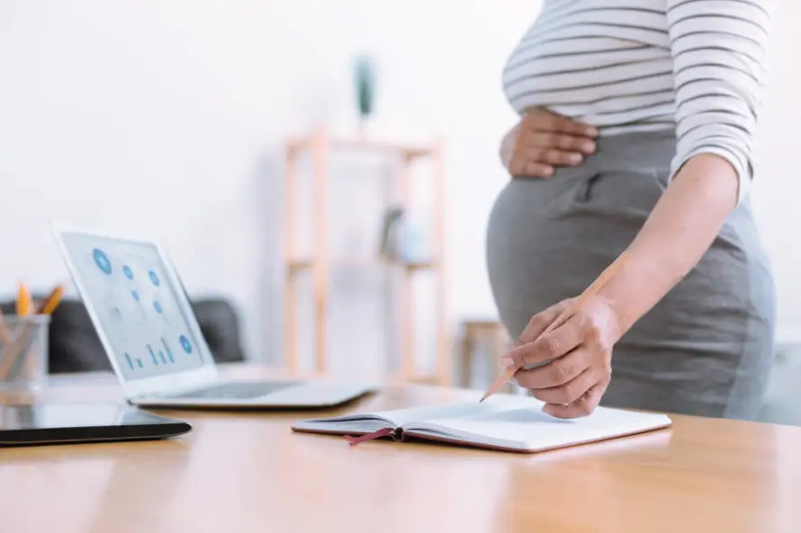El 28 % de las madres salvadoreñas reportó discriminación laboral durante la etapa de embarazo