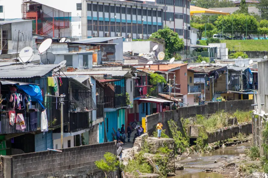 Habitantes de Tutunichapa I siguen en riesgo por debilidad de muro de contención