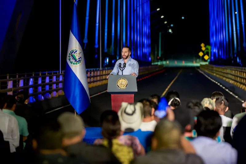 Bukele dice la oposición critica las obras que ellos dejaron pendientes y no las de su gobierno