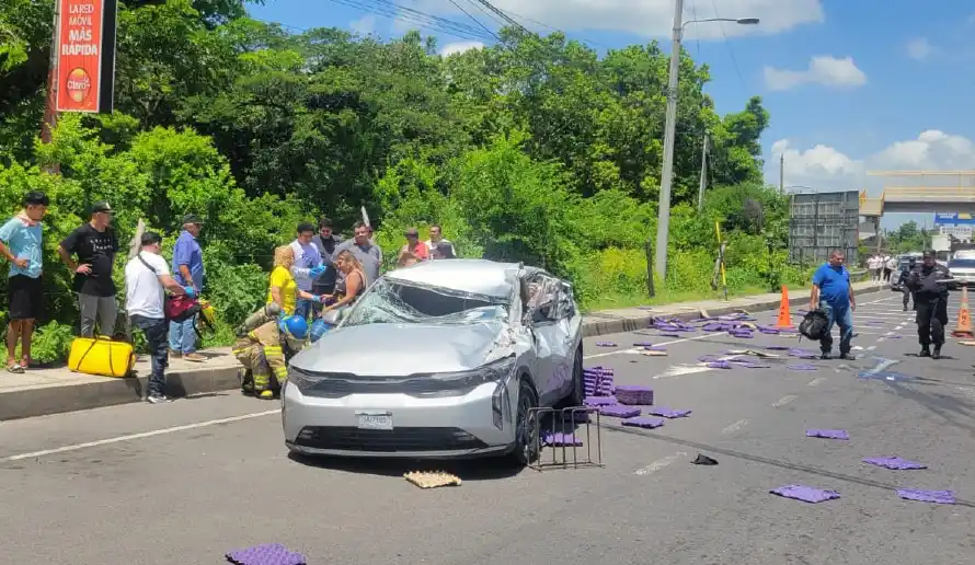 Accidente entre camión y vehículo en Zacatecoluca, cerca de desvío de Ichanmichen