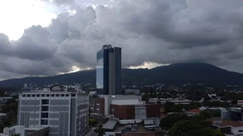 Marn advierte sobre lluvias y tormentas desde la tarde de este sábado en zonas como San Salvador