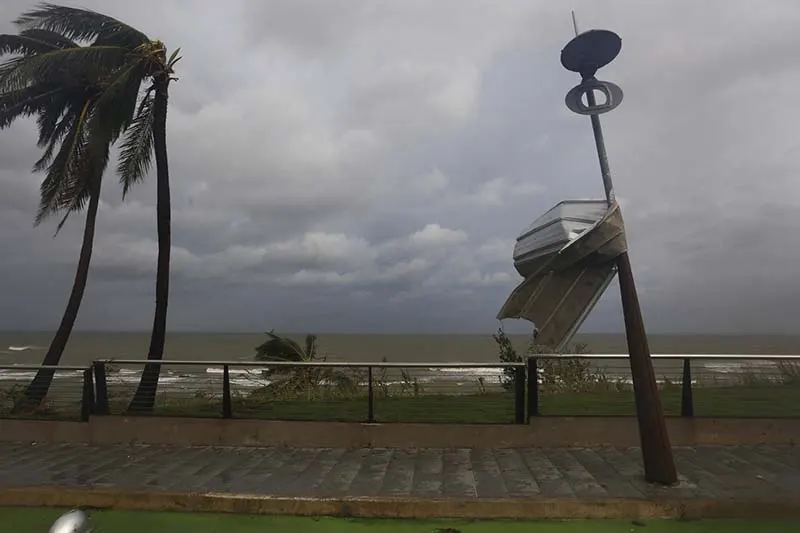 Puerto Rico cierra playas y revisa sistemas de control de inundaciones ante huracán Erin