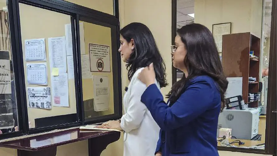 Claudia Ortiz presenta demanda contra reforma constitucional de reelección presidencial indefinida