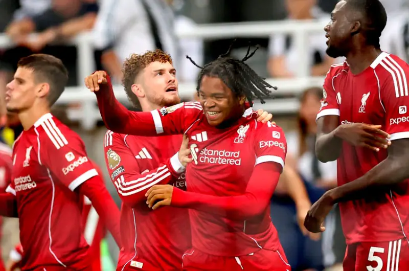 Un agónico gol de Ngumoha da el triunfo al Liverpool en Newcastle