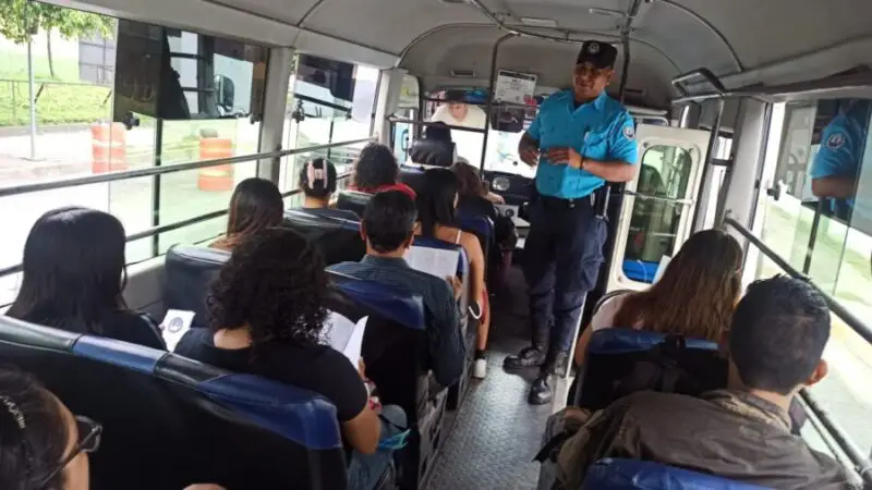 CAM de San Salvador Centro divulga las ordenanzas municipales en los buses y las escuelas