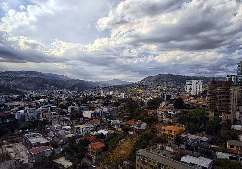 Elecciones en Honduras avanzan entre denuncias de fraude y crisis en el CNE