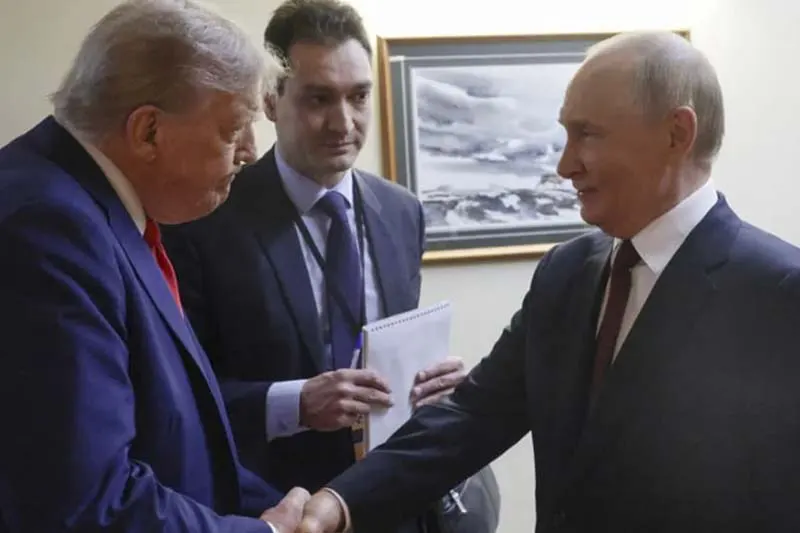 Encuentran documentos confidenciales en un hotel de Alaska antes de la cumbre Putin-Trump