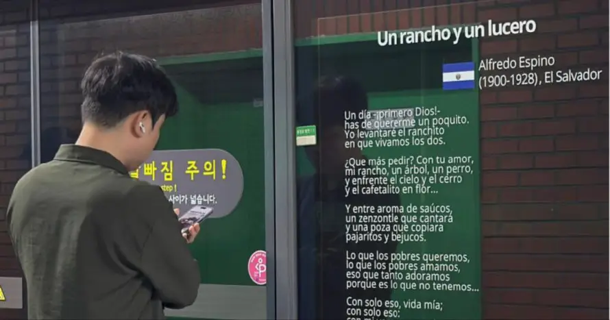 Presentan "Un rancho y un lucero" traducido al coreano en el metro en Seúl