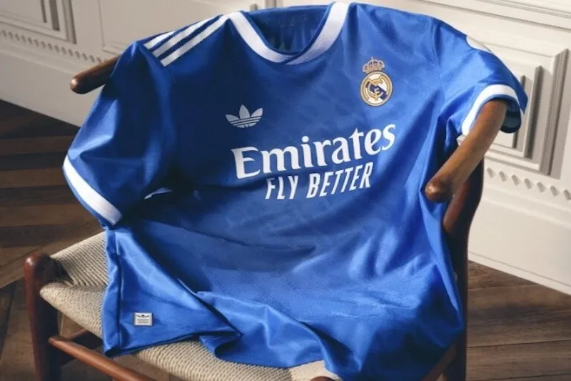 El Real Madrid presenta su tercer uniforme 2025-2026 en azul y blanco